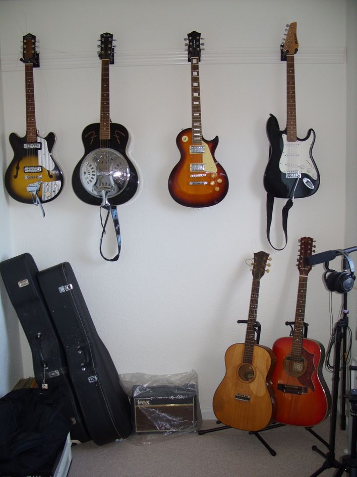 Her er der en Teisco fra midt 60. en Fender Dobro, Las Paul, Stratt, Høfner 68, og en 12 str. Høyer 69.